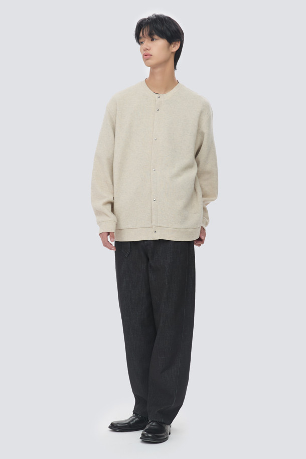 부드러운 울 소재로 제작되어 포근한 착용감을 선사하는 울저지 라운드 가디건입니다. 베이지 색상으로 어떤 룩에도 매치하기 쉬우며, 가을, 겨울 시즌 데일리룩과 카페룩에 활용하기 좋습니다. 미니멀한 스타일을 추구하는 분들께 추천하며, 오버핏 디자인으로 편안한 착용감을 제공합니다. 사이드 포켓과 반래글런 소매 디테일, 블루종 밑단으로 포인트를 더했습니다. 버튼 여밈 방식으로 간편하게 착용할 수 있습니다.
