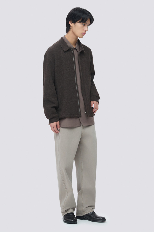 부드러운 울 소재의 남성용 브라운 컬러 울저지 카라 집업 가디건입니다. 가을과 겨울, 두 계절에 걸쳐 활용하기 좋은 두꺼운 두께감과 오버핏으로 제작되었습니다. 미니멀하고 베이직한 스타일로, 히든 지퍼와 사이드 포켓 디테일이 돋보입니다. 데이트룩, 카페룩 등 다양한 TPO에 매치하여 클래식하면서도 캐주얼한 분위기를 연출할 수 있습니다. 긴 소매 기장과 카라 플라켓 디자인으로 포인트를 더했습니다.
