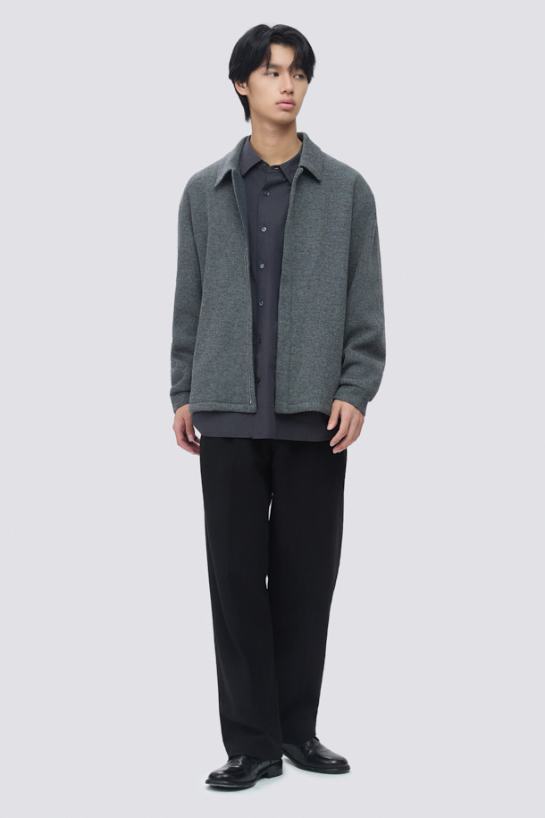 부드러운 울 소재의 남성용 울저지 카라 집업 가디건입니다. 포근한 두께감과 긴 소매 기장으로 가을, 겨울철 데일리룩에 활용하기 좋습니다. 미니멀하고 베이직한 스타일의 무지로, 히든 지퍼와 카라 플라켓, 사이드 포켓 디테일이 특징입니다. 오버핏으로 편안하게 착용 가능하며, 울 블렌디드 니트 조직으로 제작되어 신축성 또한 뛰어납니다. 집콕룩, 카페룩 등 다양한 TPO에 맞춰 클래식하고 캐주얼하게 연출해보세요.
