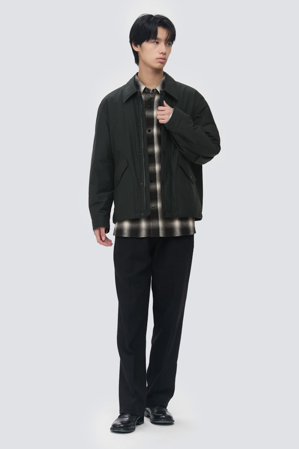 **셔츠형 패디드 점퍼**는 초겨울 날씨에 어울리는, 미니멀하고 클래식한 스타일의 남녀 공용 아우터입니다. 부드러운 면과 나일론 혼방 소재로 제작되어 편안한 촉감을 선사하며, 얇은 두께감으로 간절기에 가볍게 걸치기 좋습니다. 블랙 컬러의 무지 디자인에 드로우스트링 밑단, 큼직한 전면 포켓, 카라 디자인, 다트 및 패널 디테일이 더해져 세련된 실루엣을 연출합니다. 독일 프라우덴사의 컴포트템프(comfortemp) 패딩과 발수 가공으로 보온성과 기능성을 갖췄으며, 일상, 산책, 여행 등 다양한 TPO에 활용하기 좋습니다. 긴 소매와 루즈핏으로 편안함을 더했으며, 스냅과 히든 플래킷 여밈 방식으로 깔끔한 마무리를 선사합니다.
