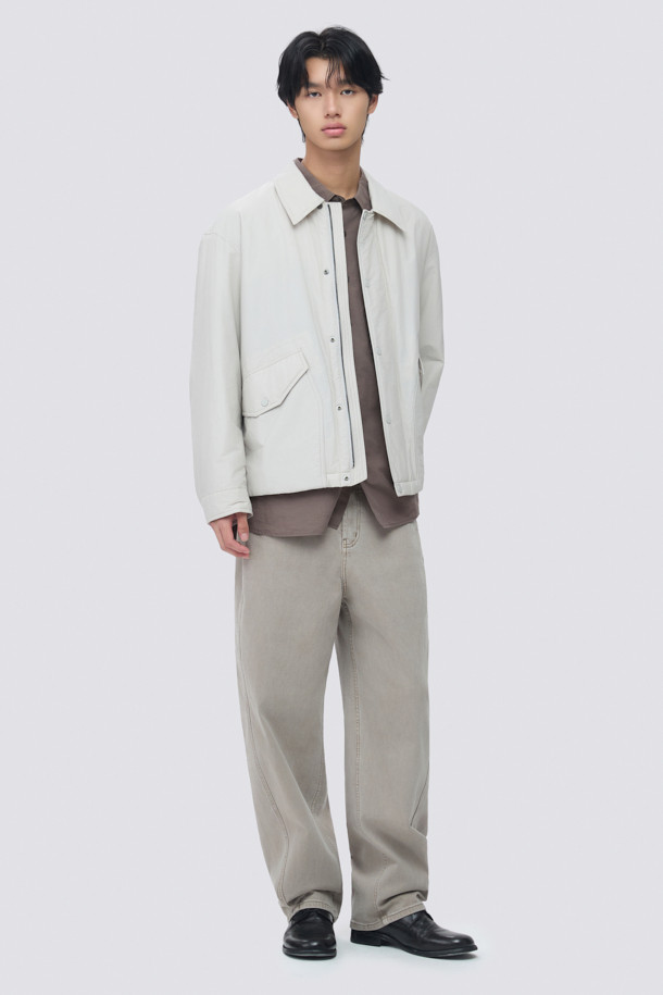 일상과 출근룩에 모두 잘 어울리는 셔츠형 패디드 점퍼입니다. 면과 나일론 혼방 소재로 제작되어 부드러운 촉감과 가벼운 착용감을 선사하며, 초겨울 날씨에 적합합니다. 셔츠 디자인에 히든 플래킷과 스냅 버튼 여밈 방식을 적용하여 클래식하고 미니멀한 스타일을 연출합니다. 독일 프라우덴사의 comfortemp 패딩 충전재와 생활 방수 기능, 드로우스트링 밑단, 큼직한 전면 포켓, 카라 디자인, 다트와 패널 디테일 등 다양한 특징을 갖추었습니다. 여유 있는 핏으로 편안함까지 더했습니다.
