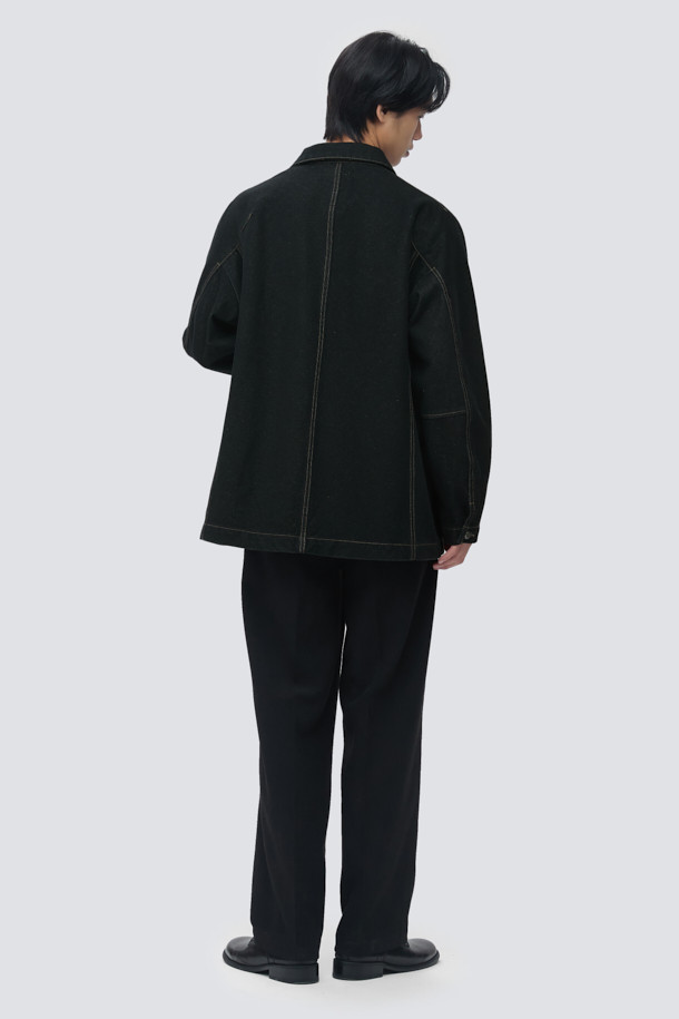 논페이드 스톤워싱 데님 초어 재킷은 남녀 모두 착용 가능한 아우터입니다. 클래식과 모던 스타일을 아우르는 디자인으로, 봄, 가을에 어울리는 중간 두께감의 데님 소재로 제작되었습니다. 한복 실루엣을 모티브로 한 독특한 디자인과 돌먼 슬리브, 다트 디테일, 패널 절개가 특징이며, 스톤워싱 가공을 통해 뻣뻣하지만 빈티지한 촉감을 살렸습니다. 넉넉한 오버핏과 루즈핏으로 편안한 착용감을 선사하며, 데이트룩에 완벽한 연출을 더합니다. 가슴 포켓과 사이드 포켓, 스냅 여밈 방식이 실용성을 더한 네이비 컬러의 데님 재킷입니다.
