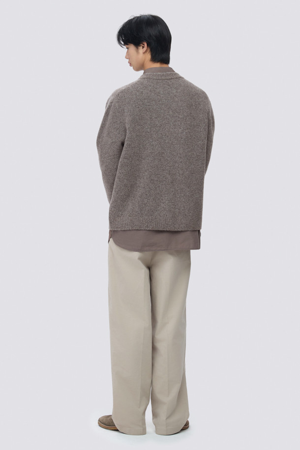 **에센셜 라운드 플러피 니트 가디건**은 부드러운 촉감과 포근한 착용감을 선사하는 겨울, 가을용 가디건입니다. 브라운 컬러의 오버핏 디자인으로, 베이직하면서도 클래식한 스타일을 연출합니다. 울, 나일론, 스판덱스 혼방의 두꺼운 소재로 제작되어 보온성이 뛰어나며, 플러피한 원사와 헤어리 텍스처가 특징입니다. 라운드넥과 긴 소매, 천연 너트 버튼, 이중 조직 마감 디테일이 돋보이며, 데일리룩, 카페룩, 모임룩 등 다양한 TPO에 활용하기 좋습니다. 미니멀, 캐주얼, 클래식 스타일을 즐기는 분들께 추천합니다.
