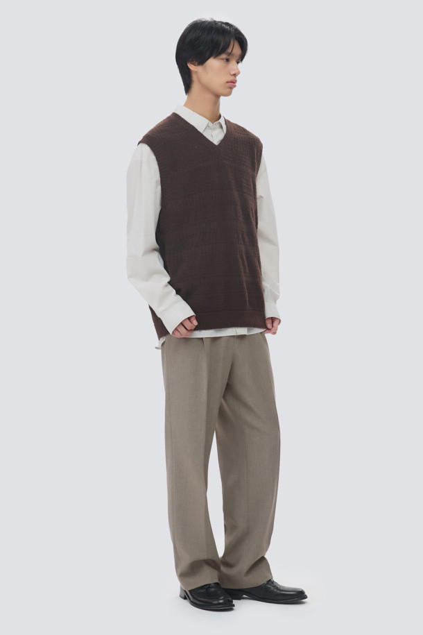 부클 크로쉐 브이넥 니트 베스트는 미니멀하고 베이직한 스타일을 추구하는 남성을 위한 가을, 겨울 필수 아이템입니다. 멜란지 톤의 브라운 컬러에 부드러운 울 소재, 두꺼운 두께감으로 포근함을 선사하며, 여유로운 루즈핏과 크로쉐 무늬가 특징입니다. 브이넥 디자인은 레이어드 스타일링을 용이하게 하며, 구조감 있는 실루엣으로 세련된 룩을 연출합니다. 데이트룩, 모임룩은 물론 겨울 데일리룩까지 폭넓게 활용 가능합니다. 
