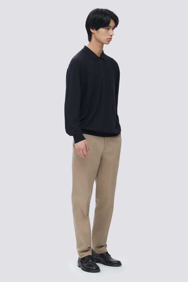 BOTTO(보또) 티에리 니트 풀오버는 이탈리아 BOTTO(보또)사 울 혼방 원사를 사용하여 부드러운 촉감과 은은한 광택을 자랑합니다. 12게이지 편직으로 제작되었으며, 보온성이 우수하여 겨울철 데일리룩, 오피스룩, 비즈니스 캐주얼에 모두 잘 어울립니다. 클래식, 미니멀, 캐주얼 스타일을 아우르는 디자인으로, 레귤러 핏과 3버튼 플라켓 디테일이 특징입니다. 티에리넥과 긴소매 디자인으로 세련된 분위기를 연출하며, 무지 패턴의 블랙 컬러로 어떤 옷에도 쉽게 매치할 수 있습니다. 두께는 얇지만 울 소재 특유의 따뜻함을 느낄 수 있습니다.
