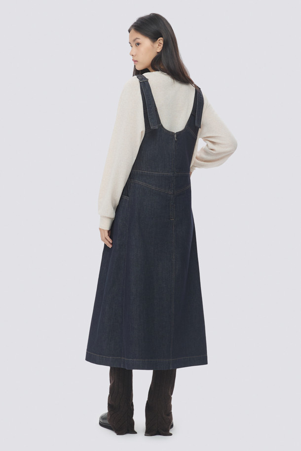 [epigram(에피그램) 여성] 논페이드 데님 오버롤 원피스는 캐주얼하고 미니멀한 스타일의 데님 오버롤 원피스입니다. 논페이드 생지 데님 소재로 제작되어 이염을 방지하며, 뻣뻣한 촉감이 특징입니다. A라인과 플레어 핏으로 여성스러운 실루엣을 연출하며, 어깨 끈 조절과 버클 장식으로 편안하게 착용할 수 있습니다. 뒷면 지퍼 디테일로 간편하게 탈착 가능하며, 네이비 컬러의 무지 디자인으로 어떤 옷에도 쉽게 매치할 수 있습니다. 동네 마실룩이나 쇼핑룩에 활용하기 좋습니다.
