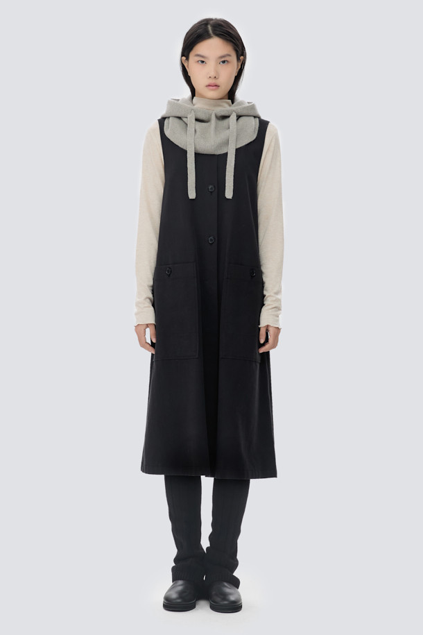 [epigram 여성] 레이어드 버튼 원피스는 간절기와 사계절 모두 활용 가능한 데일리 원피스입니다. 심플하고 미니멀한 블랙 컬러의 코튼 혼방 소재로 제작되어 탄탄한 촉감을 자랑하며, 여유 있는 A라인 핏으로 편안하게 착용할 수 있습니다. 라운드넥 디자인에 앞면 전체 버튼 여밈, 와이드 아웃포켓, 무릎을 덮는 기장감으로 실용성을 더했습니다. 레이어드 스타일 연출이 가능하여 카페룩, 쇼핑룩 등 다양한 TPO에 맞춰 미니멀, 클래식, 캐주얼 무드로 스타일링할 수 있습니다.
