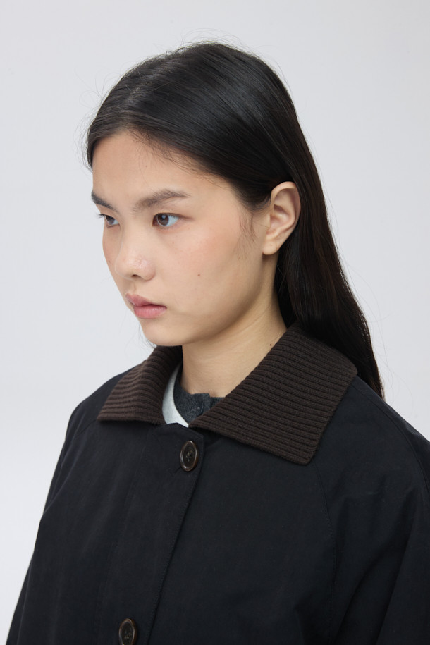 [epigram(에피그램) 여성] 니트 카라 플리츠 툭자켓은 클래식과 모던 무드를 동시에 자아내는 아우터입니다. 브라운, 블랙 두 가지 색상으로 출시되었으며, 간절기부터 초겨울까지 착용하기 좋습니다. 면, 나일론, 니트 혼방의 부드러운 촉감과 두꺼운 두께감으로 포근함을 선사하며, 래글런 소매, 세미 드롭 숄더, 플리츠 디테일이 특징입니다. 니트 카라와 체크 안감, Comfortemp® 충전재를 사용하여 보온성을 높였으며, 스트레이트 핏과 버튼 여밈 방식입니다. 겨울 데일리룩, 오피스룩, 모임룩 등 다양한 TPO에 미니멀, 시크 스타일로 연출하기 좋습니다.
