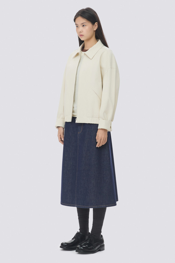 [epigram여성] 백 플리츠 데님 스커트는 부드러운 촉감의 데님, 코튼, 레이온 혼방 소재로 제작되어 편안한 착용감을 선사합니다. 네이비 컬러의 무지 디자인에 뒷면 플리츠 디테일과 A라인 핏으로 캐주얼하면서도 여성스러운 스타일을 연출합니다. 허리 뒷밴딩과 사이드 포켓, 코인 포켓, 배색 스티치, 로고 버튼 등의 섬세한 디테일이 돋보입니다. 데이트룩이나 쇼핑룩과 같이 편안하면서도 스타일리시한 룩을 연출하고 싶을 때 제격입니다. 미니멀, 클래식 스타일을 즐겨 입는 분들께 추천합니다.
