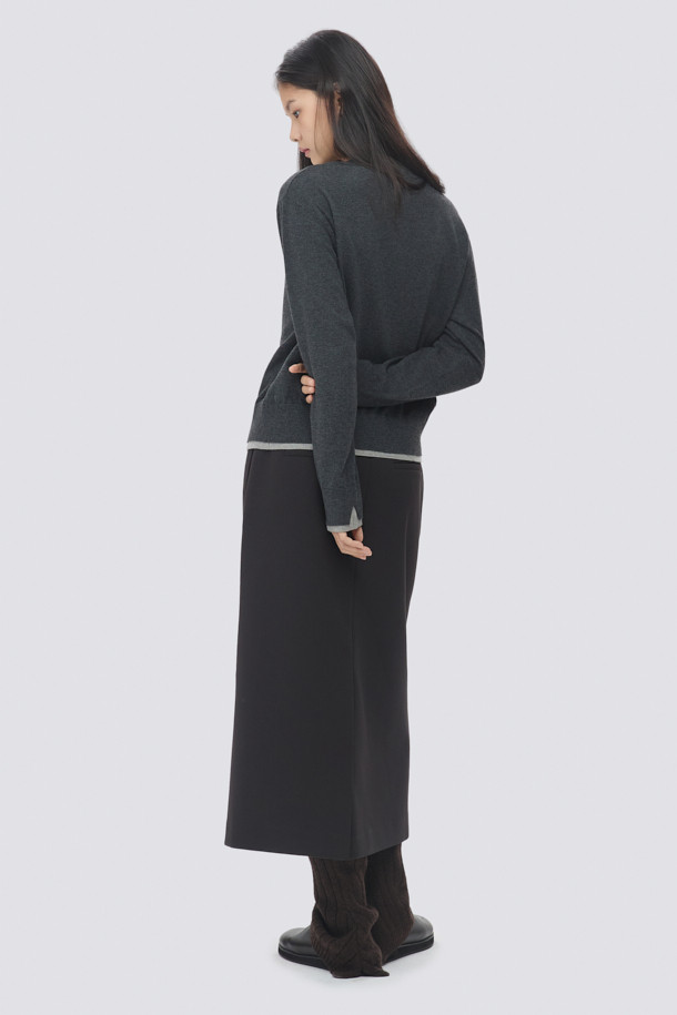 [epigram여성] 저지 맥시 스커트는 모던하고 미니멀한 스타일을 추구하는 여성들을 위한 사계절용 스커트입니다. 부드러운 촉감의 면, 폴리에스테르, 스판덱스 혼방의 이중 조직감 저지 소재(더블니트)로 제작되어 편안한 착용감을 선사합니다. 앞판 원턱 디테일과 허리 뒷면 밴딩, 루즈핏 코쿤 실루엣으로 세련된 핏을 연출하며, 뒷면 밑단 슬릿과 사이드 포켓, 더블 벨트고리로 실용성을 더했습니다. 데이트룩, 카페룩, 미니멀, 클래식, 시크 스타일을 완성하는 블랙 컬러의 맥시 스커트입니다.
