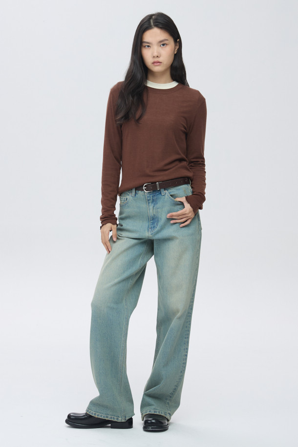 [epigram 여성] 와이드 데님 팬츠는 빈티지하면서도 캐주얼한 스타일을 연출하는 데일리 팬츠입니다. 옐로우 블루, 라이트 인디고 두 가지 컬러로 출시되었으며, 사계절 내내 착용 가능합니다. 탄탄한 데님 소재에 스판을 더해 편안한 착용감을 선사하며, 와이드핏 디자인으로 다리 라인을 더욱 돋보이게 합니다. 미드웨이스트 허리선과 YKK 지퍼, 에피그램 로고 버튼, 주름선 워싱 디테일은 물론, 한지 소재 와펜 디테일까지 더해져 소장 가치를 높였습니다. 쇼핑룩, 산책룩 등 다양한 TPO에 맞춰 미니멀하면서도 스타일리시하게 연출해보세요.
