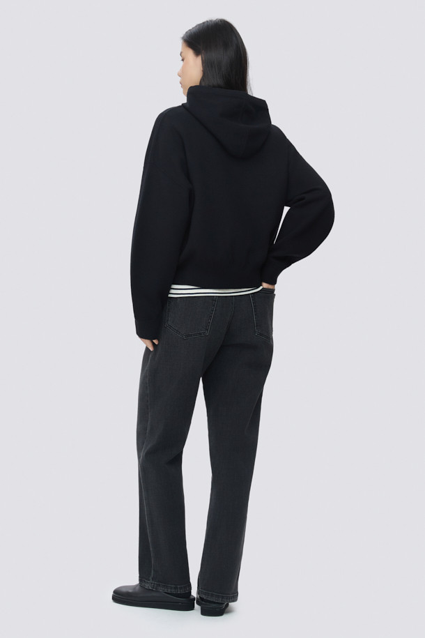 [epigram 여성] 테이퍼드 배기핏 데님 팬츠는 다크 그레이 컬러로, 캐주얼 스타일을 연출하기 좋은 데님 팬츠입니다. 허리 뒷면 밴딩으로 편안한 착용감을 제공하며, 롤업하여 다양한 스타일을 연출할 수 있습니다. 캣 브러쉬 워싱과 사이드 절개 디테일이 돋보이며, 에피그램 로고 버튼과 YKK 지퍼로 마감하여 완성도를 높였습니다. 테이퍼드와 배기핏의 조화로 트렌디하면서도 편안한 핏을 선사하며, 사계절 내내 활용 가능한 아이템입니다. 동네 마실룩, 쇼핑룩, 여행룩 등 다양한 TPO에 맞춰 미니멀하고 클래식한 스타일을 연출해보세요.
