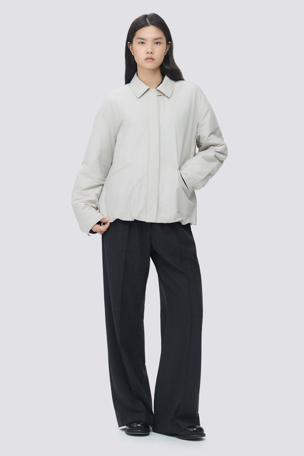 [epigram여성] 경량 패디드 셔켓은 간절기에 활용하기 좋은 여성 셔켓입니다. 아이보리와 베이지 두 가지 색상으로 출시되었으며, 미니멀하고 베이직한 스타일을 추구합니다. 세미오버핏에 셔츠칼라 디자인으로 편안하면서도 세련된 느낌을 줍니다. 코튼과 나일론 혼방 소재에 얇은 두께감으로 가볍게 착용할 수 있으며, 내부에는 보온성을 더하는 패딩 안감이 있습니다. 히든 버튼 여밈 방식과 드로우스트링 밑단, 사이드 입술 포켓, 가먼트 워싱 처리, 친환경 충전재 사용 등 섬세한 디테일이 돋보입니다. 카페룩이나 산책룩 등 다양한 일상 스타일에 매치하여 미니멀, 클래식, 캐주얼 무드를 연출해보세요.
