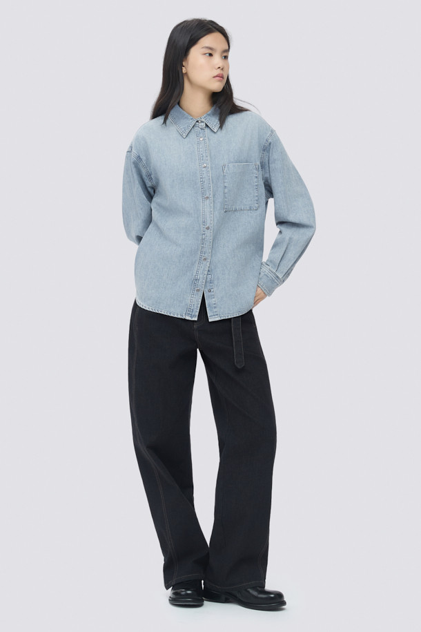 [epigram(에피그램) 여성] 인디고 데님 셔켓은 빈티지한 무드의 여성 의류입니다. 가볍고 부드러운 데님 소재로 제작되었으며, 루즈핏으로 편안한 착용감을 선사합니다. 셔츠 칼라와 긴 소매, 가슴 아웃포켓과 사이드 포켓으로 실용성을 더했으며, 브러쉬 워싱, 더블 스티치, 세미 드롭 숄더, 뒷판 턱 디테일 등 섬세한 디테일이 돋보입니다. 간절기 및 겨울철, 동네 마실룩이나 데일리룩으로 캐주얼하고 클래식하게 연출하기 좋습니다. 스냅 여밈 방식으로 간편하게 착용할 수 있습니다.
