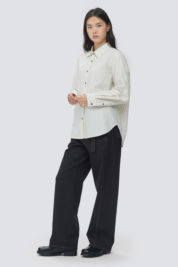 [epigram여성] 옥스포드 스트라이프 셔츠는 베이직하면서 캐주얼한 스타일의 여성 셔츠입니다. 크림, 브라운 두 가지 컬러로 출시되었으며, 사계절 내내 활용 가능한 아이템입니다. 면 소재의 옥스포드 원단으로 제작되어 부드러운 촉감을 선사합니다. 차이나칼라에 루즈핏으로 편안함을 더했으며, 긴 소매와 레귤러 기장으로 디자인되었습니다. 배색 버튼, 플랩 디테일, 뒷판 요크 턱, 배색 바텍 포인트, 세미 드롭 숄더 등의 특징이 돋보이는 셔츠입니다.
