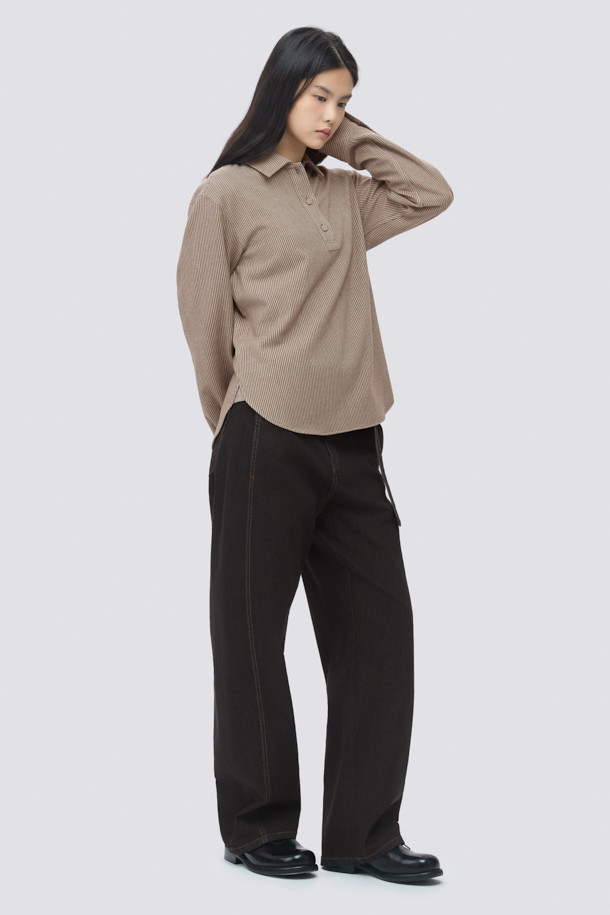 [epigram(에피그램) 여성] 플란넬 스트라이프 셔츠는 부드러운 플란넬 소재로 제작되어 겨울철에도 따뜻하게 착용할 수 있습니다. 멜란지 브라운과 화이트 컬러의 스트라이프 패턴이 베이직하면서도 클래식한 분위기를 연출합니다. 루즈핏으로 편안함을 더하고, 긴소매와 칼라 디자인으로 포멀한 느낌을 줍니다. 반오픈 스타일과 싸개 단추 마감, 뒷면 셔링 디테일이 돋보이며, 겨울 데일리룩이나 카페룩에 잘 어울립니다.
