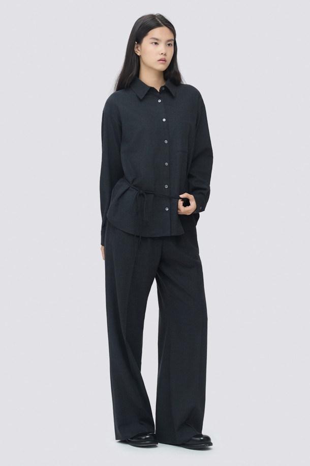 [epigram 여성] 울 스트랩 셔츠 (Set-up)는 간절기, 겨울 시즌에 착용하기 좋은 여성 셔츠입니다. 부드러운 울 소재로 제작되어 따뜻하고 포근한 착용감을 선사하며, 루즈핏에 셔츠 칼라 디자인으로 편안하면서도 세련된 느낌을 줍니다. 블랙 컬러에 무지 패턴으로 미니멀하고 베이직한 스타일을 연출하며, 드롭숄더와 긴소매, 스트링 디테일, 가슴 아웃포켓, 가죽 팁 장식으로 포인트를 더했습니다. 출근룩, 겨울 데일리룩, 모임룩 등 다양한 TPO에 활용 가능하며, 클래식, 미니멀, 시크 무드를 즐기는 분들께 추천합니다. 세트업으로도 활용하여 더욱 스타일리시하게 연출할 수 있습니다.
