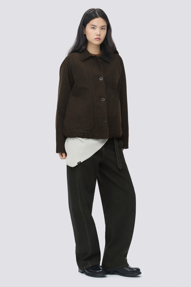 [epigram 여성] 카라넥 패디드 점퍼는 간절기와 초겨울에 착용하기 좋은 여성용 점퍼입니다. 브라운 컬러의 무지 디자인으로 클래식, 매니시, 캐주얼 등 다양한 스타일을 연출할 수 있습니다. 부드러운 촉감의 폴리에스테르 소재에 촘촘한 퀼팅 구조와 라글란 소매, 스트링 밑단 디테일이 돋보입니다. 오픈 포켓과 카라넥 디자인, 리사이클 충전재 Comfortemp®를 사용하여 보온성을 높였습니다. 겨울 데일리룩, 모임룩, 출근룩 등 폭넓은 TPO에 활용하기 좋은 레귤러핏의 두꺼운 점퍼입니다.
