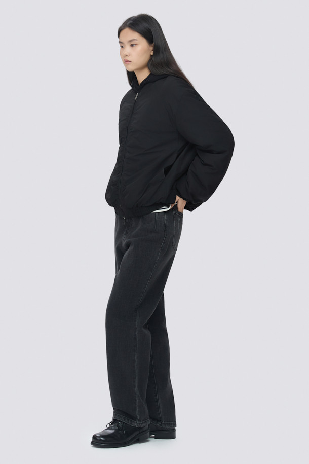 [epigram(에피그램) 여성] 패디드 셔링 점퍼는 간절기와 초겨울, 겨울 데일리룩에 어울리는 여성스러운 스타일의 아우터입니다. 부드러운 메모리 폴리 소재로 제작되었으며, 엉덩이를 덮는 기장에 레귤러핏으로 편안하게 착용 가능합니다. 블랙 색상의 무지 디자인으로 미니멀, 클래식, 캐주얼 등 다양한 스타일을 연출할 수 있습니다. 벌룬 소매와 셔링 디테일, 퀼팅, 리브드 밴딩 디자인이 돋보이며, 투웨이 지퍼 여밈 방식으로 실용성을 더했습니다. 안감은 패딩 처리되어 보온성을 높였습니다.
