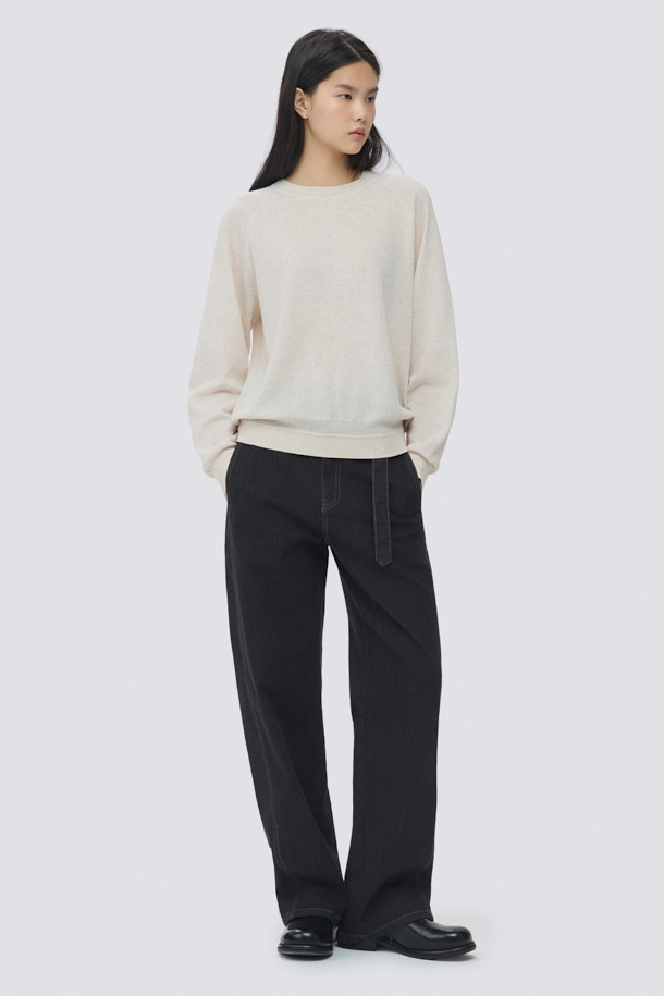 [epigram(에피그램) 여성] 시어 니트 맨투맨은 여름과 간절기에 활용하기 좋은 여성용 상의입니다. 아이보리와 화이트 두 가지 색상으로 출시되었으며, 베이직하고 미니멀한 스타일을 추구하는 분들께 적합합니다. 면과 나일론 혼방의 시어 소재로 제작되어 부드러운 촉감과 통기성을 제공하며, 얇은 두께감으로 시원하게 착용할 수 있습니다. 래글런 소매와 밀라노 조직, 배색 레터링 자수 디테일이 특징이며, 루즈핏 라운드넥 디자인으로 데이트룩, 카페룩 등 다양한 TPO에 맞춰 연출할 수 있습니다. 블루종 스타일로도 활용 가능하여 미니멀, 클래식, 캐주얼 등 폭넓은 스타일을 소화할 수 있습니다.
