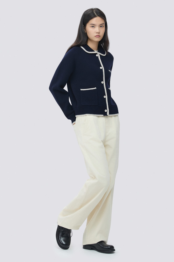 [epigram**여성**] 울 스티치 카라 가디건은 간절기부터 초겨울까지 포근하게 착용하기 좋은 여성 니트 가디건입니다. 울 100% 소재로 제작되어 부드러운 촉감을 선사하며, 슬림핏 디자인으로 여성스러운 실루엣을 연출합니다. 네이비와 화이트 두 가지 색상으로 출시되었으며, 핸드 스티치 디테일, 배색 포인트, 아웃포켓, 래글런 소매 등 섬세한 디자인이 돋보입니다. [epigram] 레터링 로고와 블루종 형태의 마감으로, 클래식하면서도 미니멀한 무드를 자아내 데이트룩, 카페룩, 겨울 데일리룩 등 다양한 TPO에 활용하기 좋습니다.
