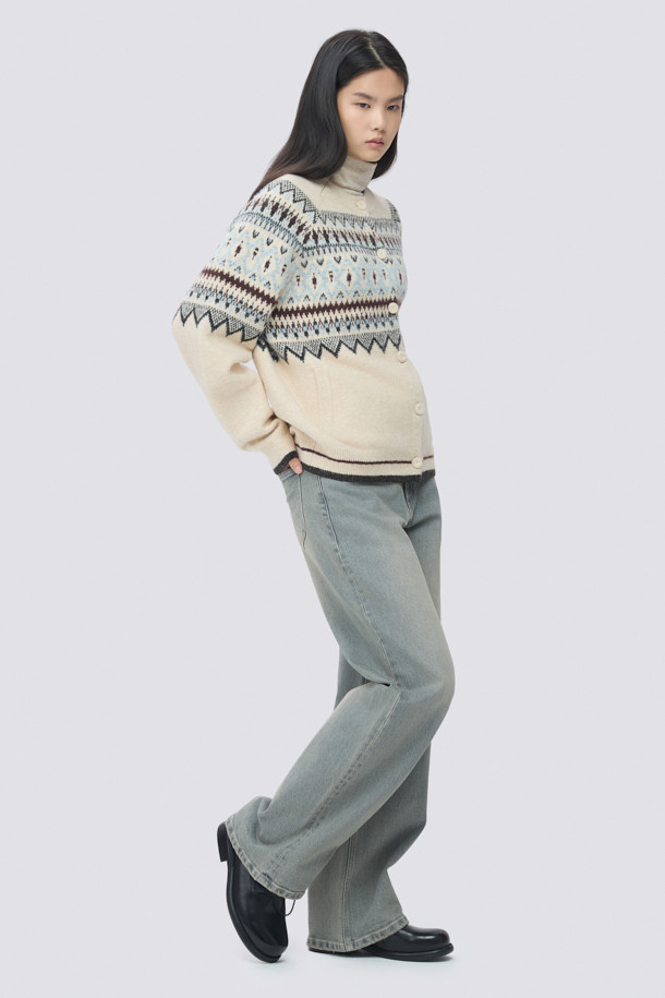 [epigram여성] 노르딕 패턴 라운드 가디건은 포근한 겨울 스타일을 완성하는 아이보리 컬러의 니트 가디건입니다. 래글런 소매와 립조직 마감으로 편안한 착용감을 선사하며, 부드러운 촉감의 두꺼운 니트 소재가 특징입니다. 노르딕 패턴과 사이드 포켓, 싸개 단추, 배색 포인트 디테일이 캐주얼한 무드를 더합니다. 라운드넥에 오버핏으로 제작되어 겨울 데일리룩, 집콕룩, 산책룩 등 다양한 TPO에 활용하기 좋습니다.
