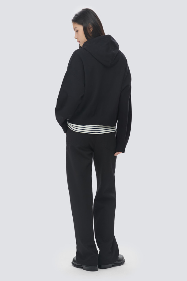 **[epigram 여성] 버튼 후드 니트 풀오버**는 포근한 착용감의 여성용 니트 풀오버입니다. 부드러운 레이온 소재로 제작되어 가을, 겨울철 일상에서 편안하게 착용하기 좋습니다. 루즈핏에 넉넉한 두께감과 드롭숄더 디자인으로, 캐주얼하면서도 스타일리시한 분위기를 연출합니다. 후드, 긴 소매, 무지 디자인으로 미니멀한 감성을 더하며, 볼륨감 있는 실루엣과 싸개 단추, 스트링, 더블 립조직 소맷단, 파이핑 디테일이 돋보입니다. 겨울 데일리룩, 집콕룩, 산책룩 등 다양한 TPO에 맞춰 캐주얼, 미니멀, 클래식 스타일을 완성해보세요.
