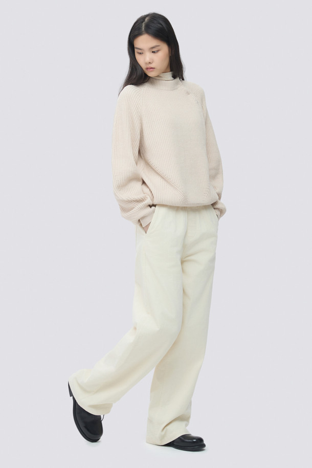 [epigram여성] 넥 슬릿 니트는 가을과 겨울, 캐주얼하고 베이직한 스타일을 연출하는 여성용 니트입니다. 아이보리, 베이지 두 가지 색상으로 제공되며, 넥 슬릿 디테일이 특징입니다. 두꺼운 두께감과 부드러운 촉감의 면 소재로 제작되었으며, 래글런 소매와 볼륨감 있는 소매 디자인이 돋보입니다. 레귤러핏에 리브 조직 밑단, 블루종 실루엣으로 편안하면서도 세련된 핏을 선사합니다. 겨울 데일리룩, 카페룩, 집콕룩 등 다양한 TPO에 활용하기 좋은 아이템입니다.
