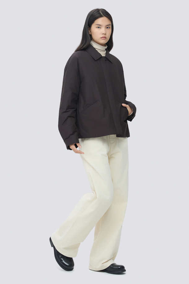 부드러운 울과 캐시미어 소재로 제작되어 포근한 착용감을 선사하는 삼각 머플러입니다. 가을, 겨울 시즌에 어울리는 얇은 두께감으로, 보온성을 유지하면서도 답답함 없이 착용할 수 있습니다. 베이직한 디자인과 무지 패턴으로 어떤 스타일에도 잘 어울립니다. 삼각형 형태로, 머플러, 헤어 스카프, 레이어드 악세사리 등 다채로운 연출이 가능합니다. 겨울 데일리룩, 산책룩, 여행룩 등 다양한 TPO에 맞춰 클래식, 미니멀, 캐주얼 무드로 활용해보세요. 3가지 컬러로 구성되어 취향에 따라 선택할 수 있습니다.
