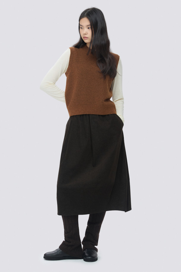 [epigram 여성] 메리노 울 레그 워머는 가을, 겨울 시즌에 활용하기 좋은 여성용 레그 워머입니다. 부드러운 촉감의 메리노 울 소재로 제작되어 보온성을 높였으며, 루즈한 실루엣과 옆선 트임 디테일로 포인트를 더했습니다. 블랙, 브라운 두 가지 색상으로 출시되었으며, 신발까지 덮는 디자인으로 더욱 따뜻하게 착용할 수 있습니다. 미니멀, 클래식, 캐주얼 스타일의 겨울 데일리룩, 산책룩, 집콕룩에 매치하여 포근하고 멋스러운 분위기를 연출해보세요.
