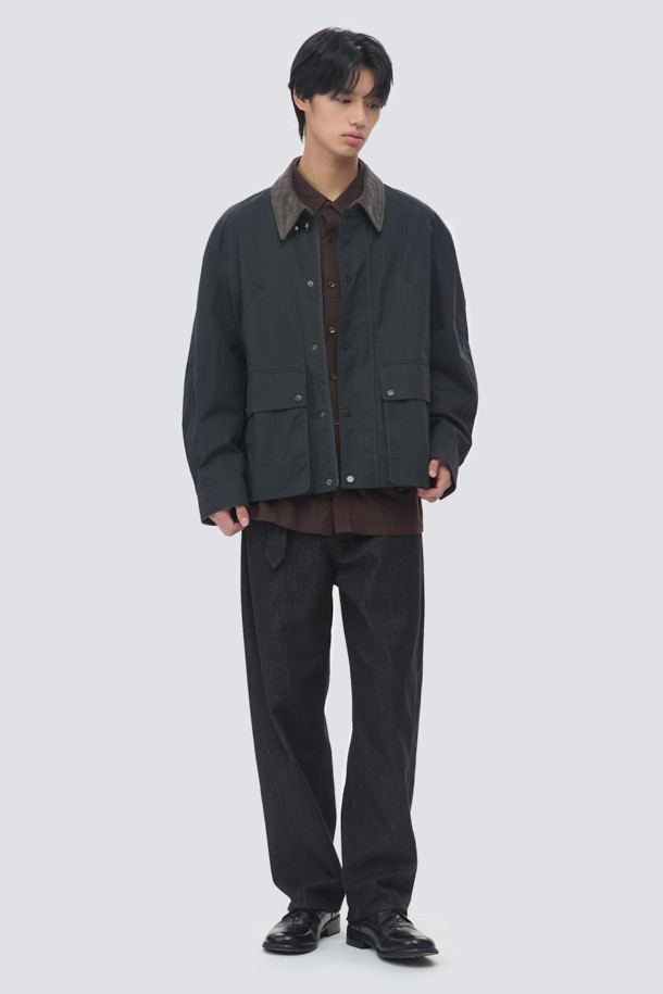 "크링클 TOOK 재킷"은 간절기에 착용하기 좋은 캐주얼 스타일의 자켓입니다. 블랙 컬러의 무지 디자인으로, 출근룩과 모임룩 등 다양한 TPO에 활용할 수 있습니다. 오버핏으로 편안한 착용감을 선사하며, 카라 부분의 코듀로이 배색과 크링클 텍스처가 특징입니다. 스냅과 지퍼 이중 여밈 방식으로, 가슴 사선 포켓과 하단 입체 포켓으로 실용성을 더했습니다. 드로우스트링 밑단으로 핏 조절이 가능합니다.
