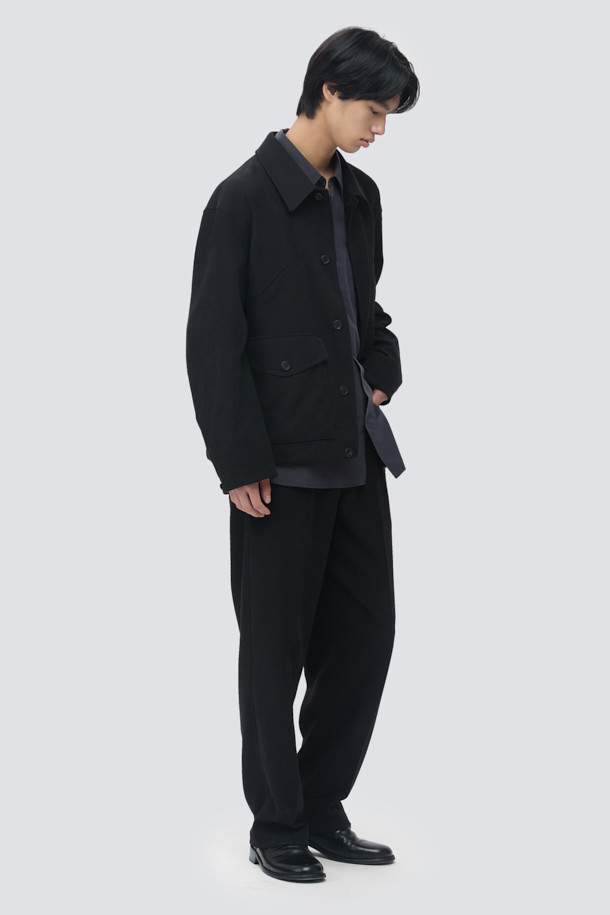 네이비 컬러의 스웨이드 초어 재킷입니다. 부드러운 촉감의 스웨이드 소재로 제작되어 봄, 가을에 착용하기 좋으며, 루즈핏으로 편안한 착용감을 선사합니다. 클래식, 미니멀, 시크 스타일을 연출하기에 적합하며, 데이트룩과 비즈니스 캐주얼에 활용하기 좋습니다. 가슴 사선 주머니, 하단 플랩 포켓, 소매 끝단 버튼, 드로우스트링 등의 디테일이 돋보이는 디자인입니다. 버튼 여밈 방식의 레귤러 기장으로, 다양한 스타일링에 활용할 수 있습니다.
