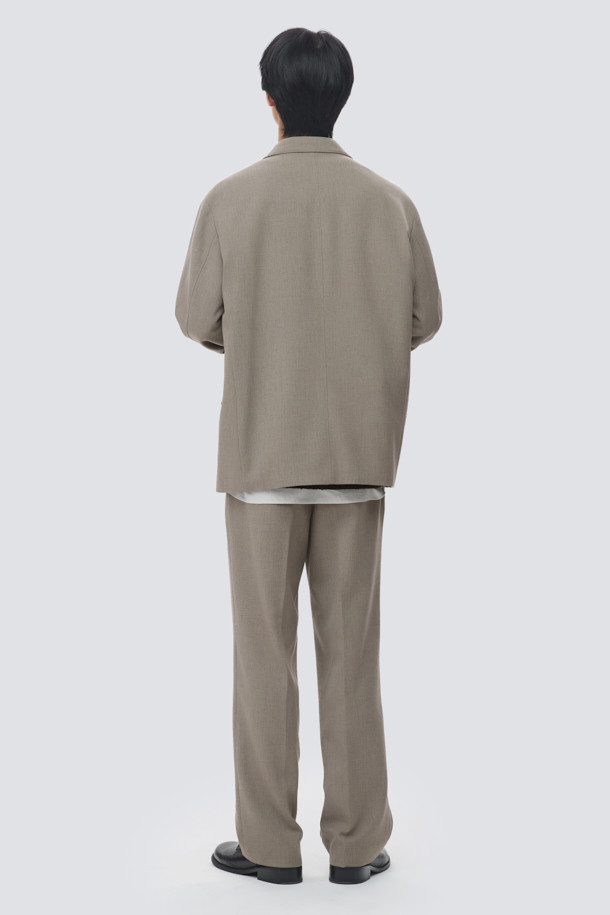 투톤 릴렉스 팬츠 (set-up)는 브라운과 베이지의 투톤 멜란지 컬러가 돋보이는 슬랙스입니다. 가을, 겨울 시즌에 적합하며, 릴랙스핏과 와이드 핏으로 편안한 착용감을 선사합니다. 뒷밴딩 처리와 원턱 디테일로 활동성을 높였으며, 포멀 캐주얼, 클래식, 미니멀 스타일을 즐기는 분들께 추천합니다. 출근룩, 비즈니스 캐주얼, 겨울 데일리룩 등 다양한 TPO에 활용 가능하며, 셋업으로도 연출할 수 있습니다. 스트레치 소재로 제작되어 편안함을 더했습니다.
