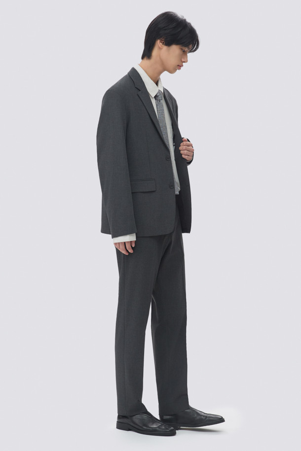 백 밴딩 데일리 팬츠 (set-up)는 포멀과 베이직 스타일을 아우르는 블랙 컬러의 슬랙스입니다. 힙부터 허벅지까지 여유 있는 슬림핏으로 편안한 착용감을 선사하며, 허리 뒷면 밴딩 디테일로 활동성을 높였습니다. 사계절 내내 활용 가능한 두께감과 매끄러운 촉감의 스판 소재로 제작되어, 오피스룩, 비즈니스 캐주얼, 모임룩 등 다양한 TPO에 맞춰 활용할 수 있습니다. 셋업(set-up)으로도 연출 가능하여 클래식, 미니멀, 시크한 스타일을 완성할 수 있습니다. 데일리룩부터 포멀한 자리까지 폭넓게 활용 가능한 실용적인 아이템입니다.
