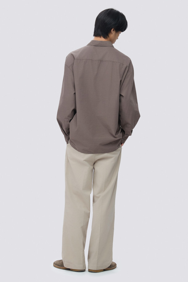 울 블렌디드 오버핏 셔츠는 부드러운 촉감의 울, 코튼, 텐셀 혼방 소재로 제작되어 편안한 착용감을 선사합니다. 다크그레이, 라이트그레이, 브라운 세 가지 색상으로 출시되었으며, 간절기와 초겨울에 적합합니다. 여유로운 핏과 넉넉한 기장감, 간결한 스티치, 미니멀한 디자인이 특징이며, 자연스러운 드레이프가 멋스러운 실루엣을 연출합니다. 출근룩, 비즈니스 캐주얼, 모임룩 등 다양한 TPO에 활용 가능하며, 미니멀, 클래식, 시크 스타일을 즐기는 분들께 추천합니다.
