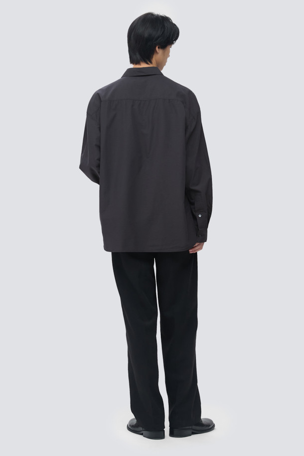 울 블렌디드 오버핏 셔츠는 부드러운 촉감의 울, 코튼, 텐셀 혼방 소재로 제작되어 가을과 초겨울에 적합합니다. 라이트그레이, 브라운, 다크그레이 세 가지 색상으로 만나볼 수 있으며, 여유 있는 핏과 기장감, 간결한 스티치가 돋보이는 미니멀한 디자인이 특징입니다. 칼라 넥 라인과 긴 소매 기장으로 깔끔한 실루엣을 연출하며, 출근룩, 비즈니스 캐주얼, 겨울 데일리룩 등 다양한 TPO에 활용 가능합니다. 미니멀, 클래식, 시크한 스타일을 선호하는 남성 고객에게 적합한 아이템입니다.
