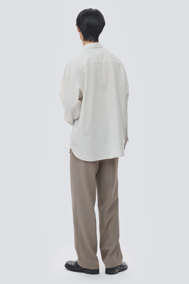 울 블렌디드 오버핏 셔츠는 부드러운 촉감의 울, 코튼, 텐셀 혼방 소재로 제작되어 간절기부터 초겨울까지 착용하기 좋습니다. 라이트 그레이, 브라운, 다크 그레이 세 가지 색상으로 출시되었으며, 여유 있는 오버핏과 레귤러 기장으로 편안한 착용감을 선사합니다. 간결한 스티치와 자연스러운 드레이프 디테일이 특징이며, 두꺼운 두께감으로 실용성을 더했습니다. 미니멀하고 시크한 스타일로, 출근룩, 겨울 데일리룩, 비즈니스 캐주얼 등 다양한 TPO에 활용 가능합니다. 클래식한 무드를 연출하기에도 좋습니다.
