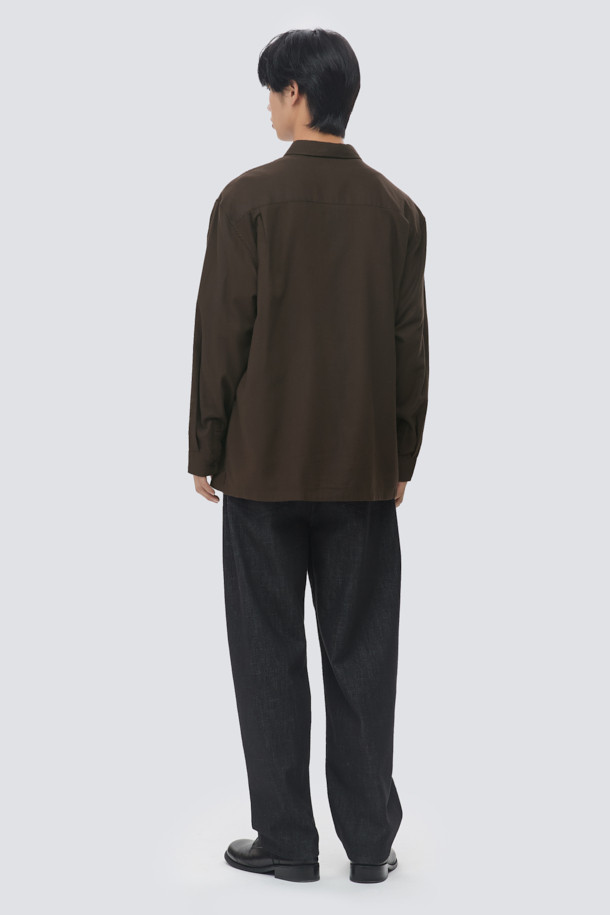 가을, 겨울 시즌에 어울리는 남성용 오버핏 솔리드 셔츠입니다. 브라운, 화이트 두 가지 색상으로 출시되었으며, 차이나칼라 디자인으로 캐주얼, 미니멀, 클래식한 스타일을 연출할 수 있습니다. 부드러운 코튼, 레이온, 기모 소재 혼방으로 제작되어 포근한 착용감을 선사하며, 얇은 두께감으로 간절기에도 부담 없이 즐겨 입기 좋습니다. 여유 있는 품과 긴 소매 기장으로 편안함과 스타일을 모두 잡은 데일리 셔츠입니다.
