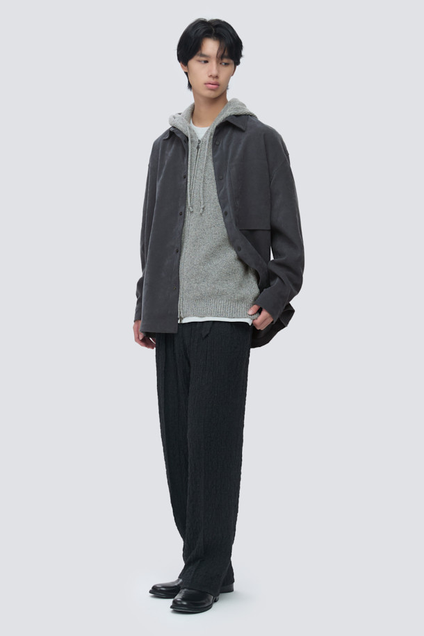 미니멀한 디자인이 돋보이는 남성용 오버핏 셔츠입니다. 블랙 컬러의 무지 셔츠로, 간절기에 착용하기 적합하며, 부드러운 촉감의 폴리우레탄 소재로 제작되었습니다. 아우터형 셔츠로 활용 가능하며, 브러싱 가공과 트윌 조직으로 고급스러움을 더했습니다. 넉넉한 핏과 아웃포켓 디자인으로 편안함과 스타일리시함을 동시에 잡았습니다. 데이트룩, 카페룩 등 다양한 상황에서 미니멀, 클래식, 시크한 스타일을 연출할 수 있습니다.
