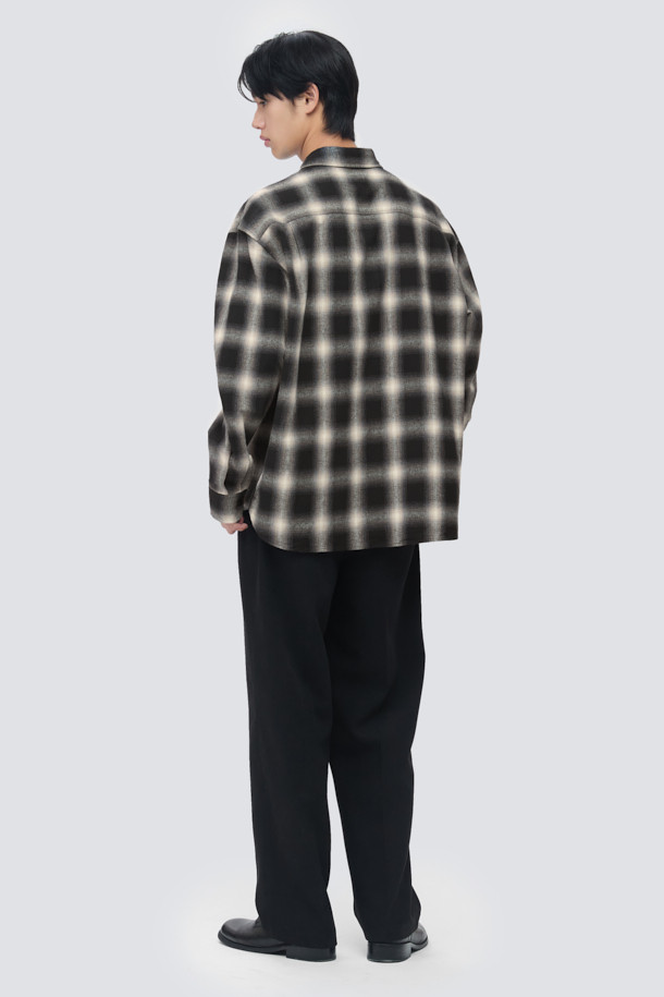 **옴브레 체크 셔츠**는 다크 네이비 컬러의 남성용 셔츠로, 가을과 초겨울에 적합합니다. 베이직한 스타일을 기반으로 하며, 오버핏의 레귤러 기장으로 편안한 착용감을 선사합니다. 코튼 100% 소재에 브러싱 가공을 더해 부드러운 촉감과 기모감을 느낄 수 있습니다. 플랩 포켓 디테일이 돋보이며, 체크와 옴브레 패턴이 조화롭게 어우러져 클래식, 캐주얼, 미니멀 룩 연출에 용이합니다. 가을 나들이룩, 겨울 데일리룩, 데이트룩 등 다양한 TPO에 활용할 수 있습니다.
