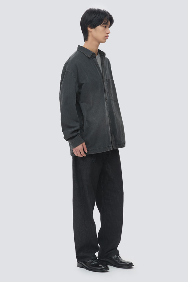 **그레이 워시드 데님 셔츠**는 캐주얼과 미니멀, 클래식 스타일을 아우르는 공용 데님 셔츠입니다. 8oz 데님 원단으로 제작되어 부드러운 촉감을 선사하며, 봄, 가을에 가볍게 걸치기 좋습니다. 오버핏에 칼라 디테일, 긴 소매 기장으로 편안한 착용감을 제공하며, 브라운 스티치 포인트가 돋보입니다. 동네 마실룩에 적합하며, 사이드 포켓과 앞판 포켓으로 실용성을 더했습니다.
