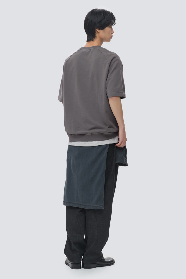 천연 염색 기법으로 은은한 멋을 더한 "천연다잉 스웻 반팔 티셔츠 (set-up)"입니다. 부드러운 면 소재의 루즈핏, 오버핏으로 편안한 착용감을 선사하며, 바이오 워싱 가공을 통해 자연스러운 질감을 살렸습니다. 라운드넥 디자인에 래글런 절개, 밑단 시보리, 로고 자수 디테일로 포인트를 주어 캐주얼, 미니멀, 클래식 스타일을 모두 소화할 수 있습니다. 동네 마실룩, 여행룩 등 다양한 TPO에 활용 가능하며, 셋업으로도 연출하여 스타일리시함을 더할 수 있습니다. 봄, 여름 시즌에 시원하게 즐길 수 있는 데일리 티셔츠입니다.
