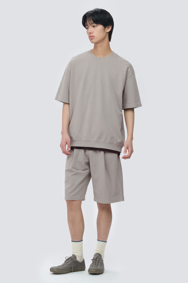 천연 염색으로 은은한 멋을 더한 '천연다잉 스웻 반팔 티셔츠'입니다. 석류와 오배자 염색 기법을 사용하여 자연스러운 컬러감을 연출하며, 부드러운 면 소재로 제작되어 편안한 착용감을 선사합니다. 루즈핏과 오버핏의 넉넉한 실루엣, 래글런 절개, 밑단 시보리, 블루종 스타일의 디자인이 돋보입니다. 로고 자수 디테일로 포인트를 더했으며, 셋업으로도 활용 가능하여 캐주얼하고 미니멀한 스타일을 완성할 수 있습니다. 봄, 여름 시즌 데일리룩은 물론, 동네 마실, 산책, 여행 등 다양한 TPO에 활용하기 좋습니다.
