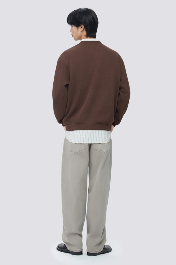 부드러운 촉감의 브라운 컬러 헨리넥 맨투맨입니다. 헨리넥 디자인과 버튼 여밈으로 포인트를 더했으며, 밑단 시보리로 안정적인 핏을 제공합니다. 간절기부터 초겨울까지 착용하기 좋으며, 은은한 광택감이 고급스러운 느낌을 줍니다. 오버핏으로 제작되어 편안함을 선사하며, 단독 착용은 물론 이너용으로도 활용 가능합니다. 캐주얼, 미니멀, 클래식 스타일을 즐겨 입는 분들께 겨울 데일리룩으로 추천합니다.
