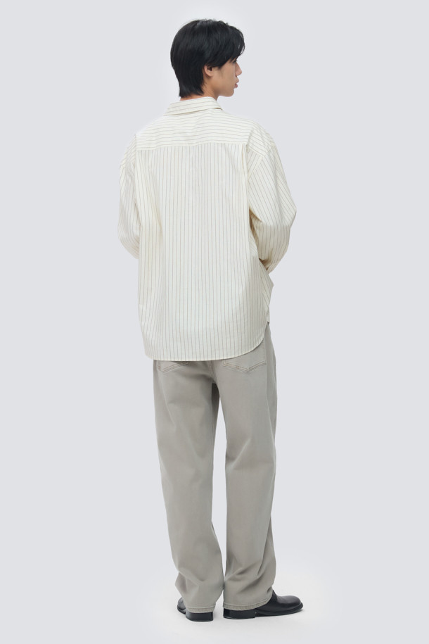 부드러운 코듀로이 소재로 제작된 남성용 집업 맨투맨입니다. 오버핏으로 트렌디한 스타일을 연출하며, 드롭숄더와 밑단 E-밴드로 편안한 착용감을 선사합니다. 하프넥 디자인과 두꺼운 두께감으로 가을, 겨울철 따뜻하게 입을 수 있습니다. 무지 디자인에 스트링 디테일을 더해 캐주얼하고 미니멀한 스타일을 완성하며, 데일리룩, 집콕룩, 산책룩 등 다양한 TPO에 활용하기 좋습니다. 화이트, 아이보리 두 가지 색상으로 만나보세요.
