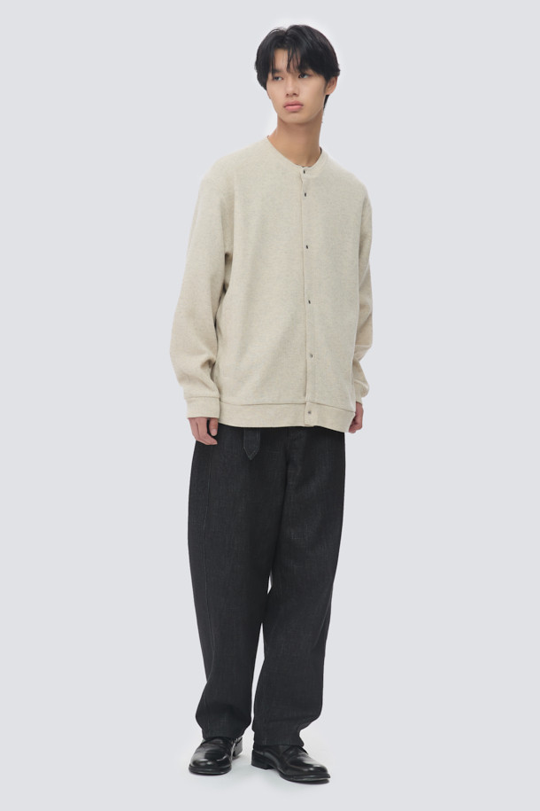 부드러운 울 소재로 제작되어 포근한 착용감을 선사하는 울저지 라운드 가디건입니다. 베이지 색상으로 어떤 룩에도 매치하기 쉬우며, 가을, 겨울 시즌 데일리룩과 카페룩에 활용하기 좋습니다. 미니멀한 스타일을 추구하는 분들께 추천하며, 오버핏 디자인으로 편안한 착용감을 제공합니다. 사이드 포켓과 반래글런 소매 디테일, 블루종 밑단으로 포인트를 더했습니다. 버튼 여밈 방식으로 간편하게 착용할 수 있습니다.
