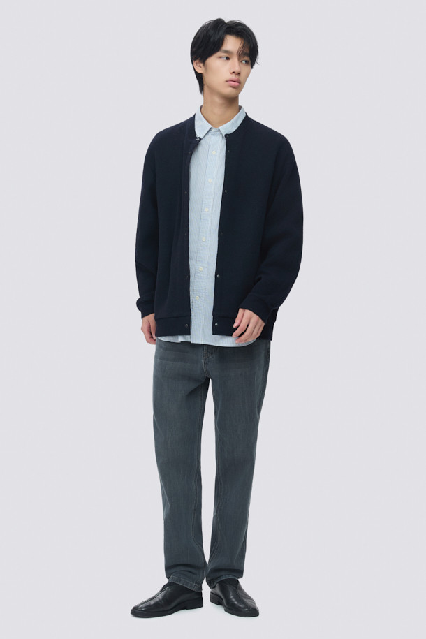 부드러운 촉감의 울 소재로 제작된 울저지 라운드 가디건입니다. 봄, 가을 간절기에 착용하기 좋으며, 미니멀하고 베이직한 스타일을 선호하는 분들께 추천합니다. 오버핏으로 편안한 착용감을 선사하며, 사이드 포켓과 반래글런 소매, 블루종 밑단 디테일이 돋보입니다. 프리미엄 울 블렌디드 사카리바 저지 소재로 제작되어 신축성이 뛰어나 활동성이 좋습니다. 데이트룩이나 카페룩 등 다양한 TPO에 활용하기 좋은 아이템입니다.
