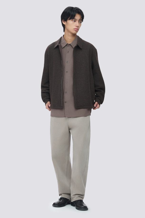 부드러운 울 소재의 남성용 브라운 컬러 울저지 카라 집업 가디건입니다. 가을과 겨울, 두 계절에 걸쳐 활용하기 좋은 두꺼운 두께감과 오버핏으로 제작되었습니다. 미니멀하고 베이직한 스타일로, 히든 지퍼와 사이드 포켓 디테일이 돋보입니다. 데이트룩, 카페룩 등 다양한 TPO에 매치하여 클래식하면서도 캐주얼한 분위기를 연출할 수 있습니다. 긴 소매 기장과 카라 플라켓 디자인으로 포인트를 더했습니다.
