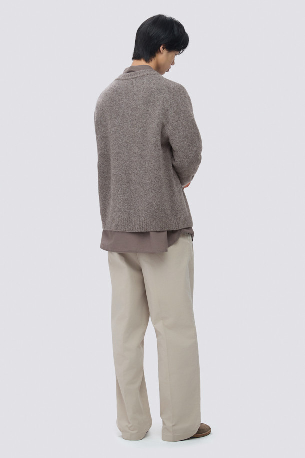 **에센셜 라운드 플러피 니트 가디건**은 부드러운 촉감과 포근한 착용감을 선사하는 겨울, 가을용 가디건입니다. 브라운 컬러의 오버핏 디자인으로, 베이직하면서도 클래식한 스타일을 연출합니다. 울, 나일론, 스판덱스 혼방의 두꺼운 소재로 제작되어 보온성이 뛰어나며, 플러피한 원사와 헤어리 텍스처가 특징입니다. 라운드넥과 긴 소매, 천연 너트 버튼, 이중 조직 마감 디테일이 돋보이며, 데일리룩, 카페룩, 모임룩 등 다양한 TPO에 활용하기 좋습니다. 미니멀, 캐주얼, 클래식 스타일을 즐기는 분들께 추천합니다.
