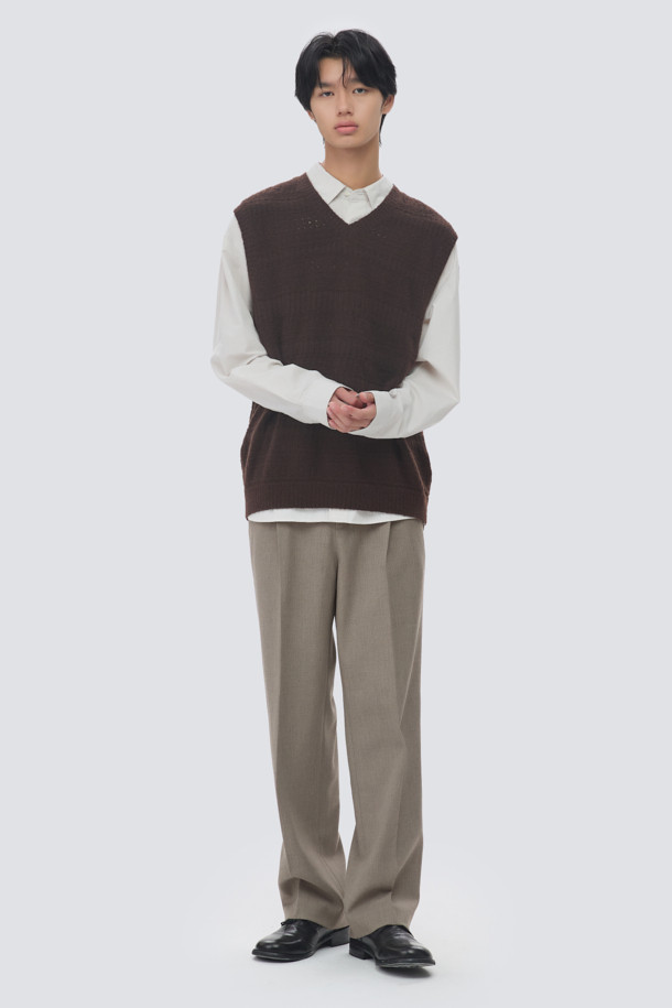 부클 크로쉐 브이넥 니트 베스트는 미니멀하고 베이직한 스타일을 추구하는 남성을 위한 가을, 겨울 필수 아이템입니다. 멜란지 톤의 브라운 컬러에 부드러운 울 소재, 두꺼운 두께감으로 포근함을 선사하며, 여유로운 루즈핏과 크로쉐 무늬가 특징입니다. 브이넥 디자인은 레이어드 스타일링을 용이하게 하며, 구조감 있는 실루엣으로 세련된 룩을 연출합니다. 데이트룩, 모임룩은 물론 겨울 데일리룩까지 폭넓게 활용 가능합니다. 
